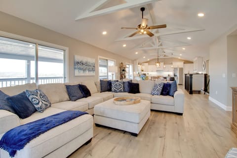 Living Room | Free WiFi | Wine Fridge | 2 Mi to Lakeview Cove Marina