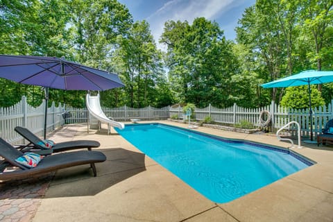 Nokesville Vacation Rental | 1BR | 2.5BA | Stairs Required | 800 Sq Ft