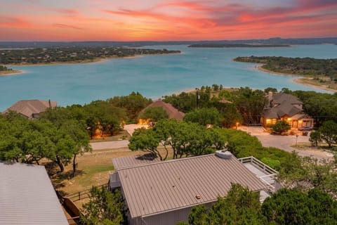 amazing views from all our deck areas of Canyon Lake! 5 minutes to boat ramp (free). Please check water levels and closures before boating. 