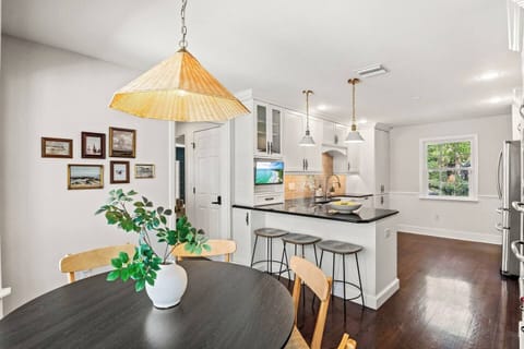 Comfortable 6 seaters breakfast nook