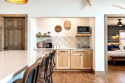 Island area is seating for five and a coffee nook with all your essentials. Pods, tea, sugar and coffee grounds.