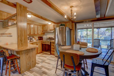 K-cup coffee, AirFryer, 8 chairs, fully stocked kitchen, view of lake