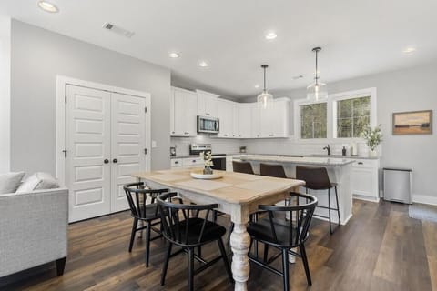 Seating for 9 at table and bar