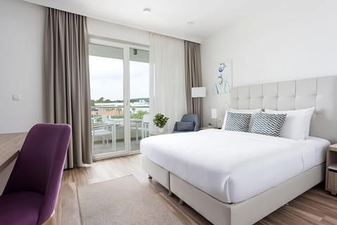 Unit with 1 Queen size bed. Exact unit will be assigned upon arrival. Views, colors and decor may vary.
