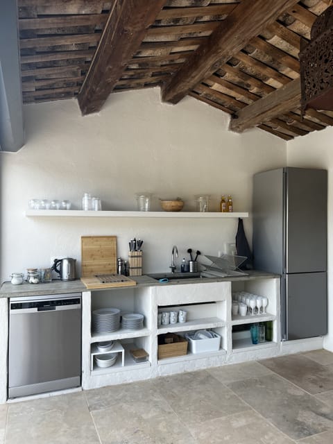 Well equipped supper kitchen