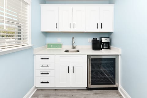 Wet Bar on 1st Floor Near Pool-side Balcony - Wet Bar on 1st Floor Near Pool-side Balcony