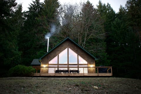 The Lazy Bear Hideaway is available for your next Washington adventure! 