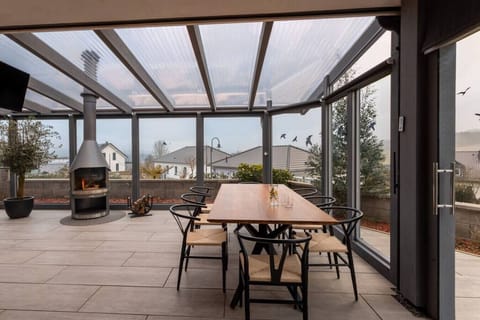 Man nehme einen stilvollen Wintergarten mit jeder Menge Ausblick, einen großzügigen Tisch und eine heimelige Feuerstelle. Heraus kommen die wunderbarsten Urlaubserinnerungen..