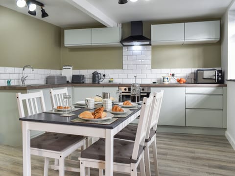 Kitchen | The Old Post House, Street