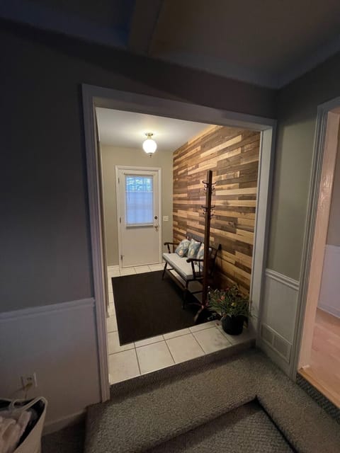 Side entrance (driveway)