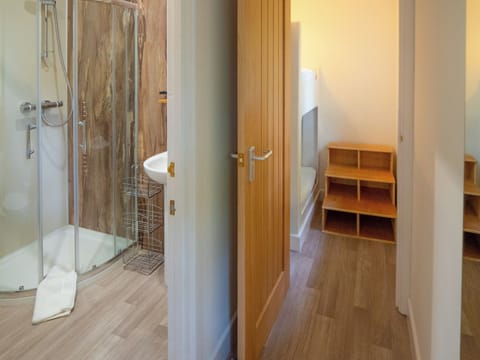 Shower room | Woodpecker - Treglisson Pods, Hayle