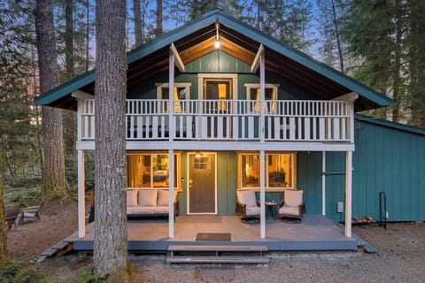 The Green House- located less than 8 minutes from the Nisqually Entrance to Mt. Rainier National Park