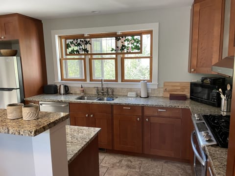 Dishwasher, garbage disposal, microwave, coffeemaker, all the essentials & more.