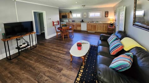 Mountain Point of View Cottage (725)