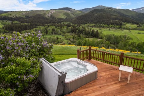 Enjoy mountain views from the hot tub!
