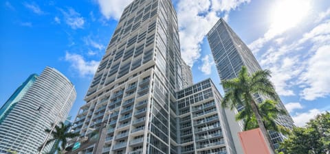 Modern High Rise Stay- 32nd Floor Views (7791)