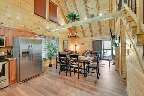 Dining Area | Dishware & Flatware Provided