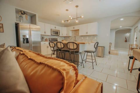 Eat in kitchen for 6