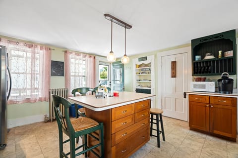 Breakfast bar in Kitchen