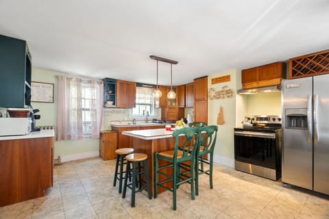 Kitchen with breakfast bar