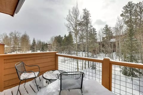 Upstairs deck to soak in the views 