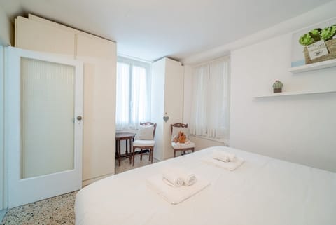 Gracious and elegant apartment perfect for 4 guests is located a few meters away from the port of Camogli, in the heart of the town, it is very close to the beaches, bars and restaurants, which are located right downstairs.It is an ideal place to spend a Apartment in Camogli