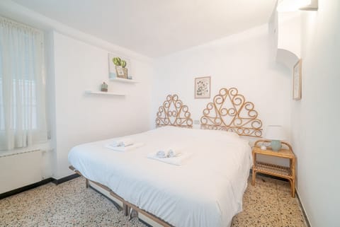 Gracious and elegant apartment perfect for 4 guests is located a few meters away from the port of Camogli, in the heart of the town, it is very close to the beaches, bars and restaurants, which are located right downstairs.It is an ideal place to spend a Apartment in Camogli