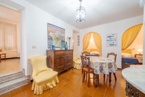 Gracious and elegant apartment perfect for 4 guests is located a few meters away from the port of Camogli, in the heart of the town, it is very close to the beaches, bars and restaurants, which are located right downstairs.It is an ideal place to spend a Apartment in Camogli