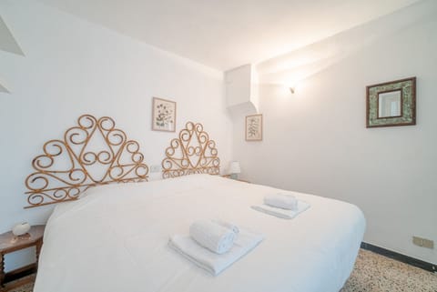 Gracious and elegant apartment perfect for 4 guests is located a few meters away from the port of Camogli, in the heart of the town, it is very close to the beaches, bars and restaurants, which are located right downstairs.It is an ideal place to spend a Apartment in Camogli
