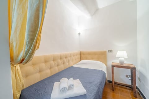 Gracious and elegant apartment perfect for 4 guests is located a few meters away from the port of Camogli, in the heart of the town, it is very close to the beaches, bars and restaurants, which are located right downstairs.It is an ideal place to spend a Apartment in Camogli