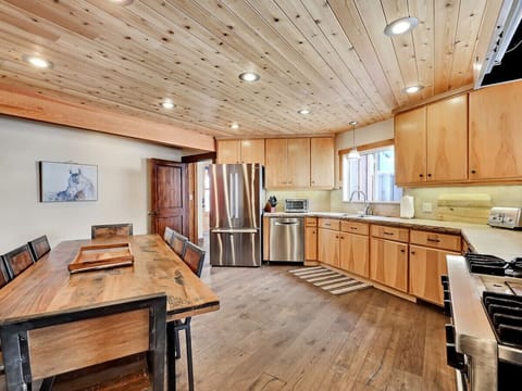 Kitchen and dining for 8