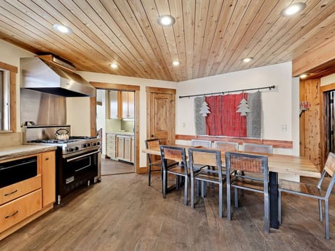 Kitchen and dining for 8