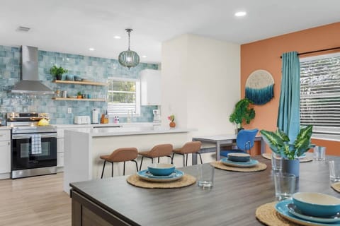 Dining to easily fit 12 between the  peninsula and dining room table!