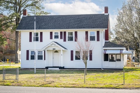 Welcome to Newly Renovated Kindred Tides in the heart of Chincoteague Island!