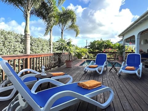 Sun loungers and plunge pool