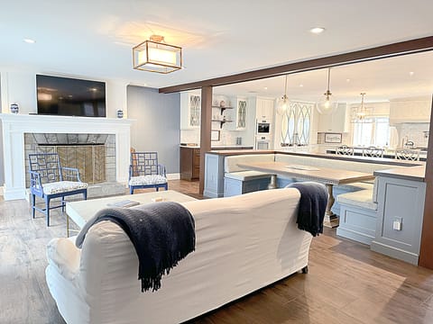 Living room with plenty of seating