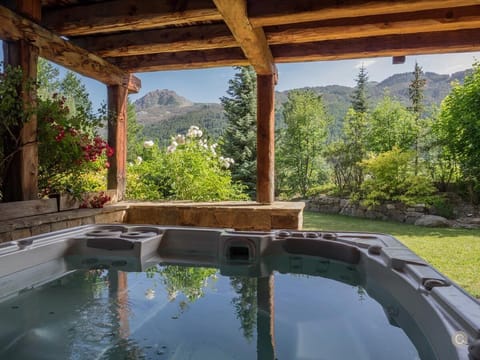 Spa / Jacuzzi + speakers (seats up to 8)