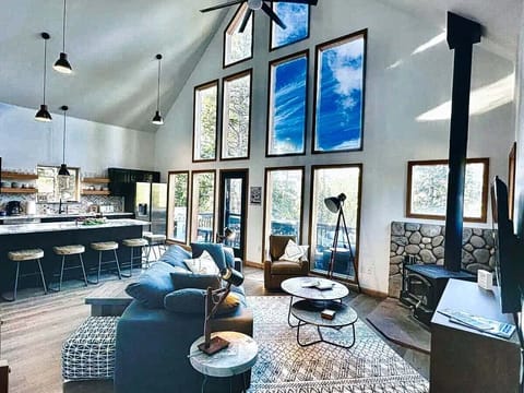 Fireside Views — Cozy up by the gas fireplace in the open living room, where big windows frame remarkable mountain scenery all day long. 🔥🏔