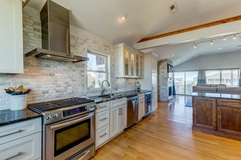 Top-Level Kitchen with Bar (seats 6)