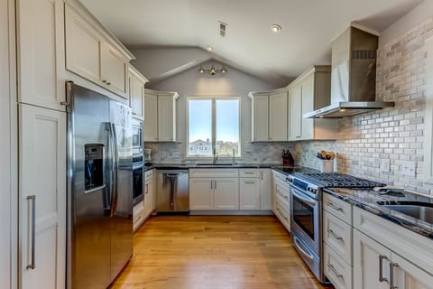 Top-Level Kitchen with Bar (seats 6)