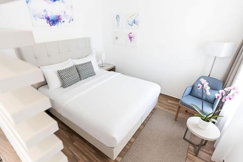 Unit with 1 Queen size bed. Exact unit will be assigned upon arrival. Views, colors and decor may vary.