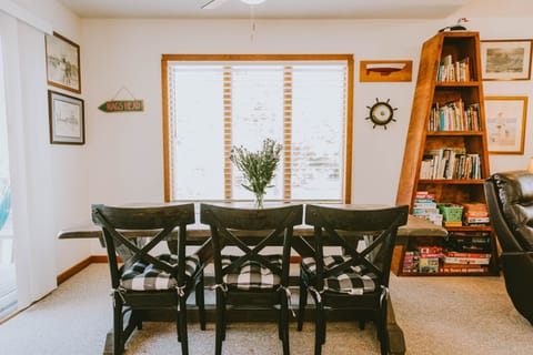 Dining Room Area l Seating for 6