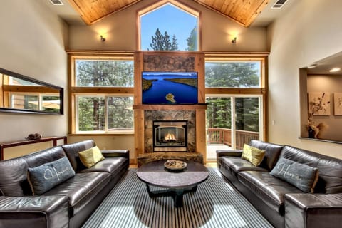 Main level, sunny and calm living area - Main level, sunny and calm living area
