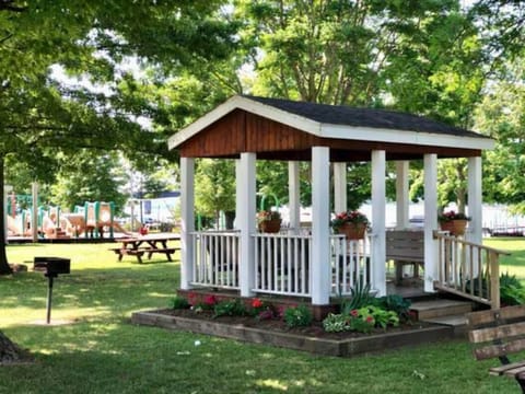 Village Park on the Lake, short walk. Pickleball, Basketball, Playground, grills