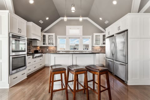 Whether you're whipping up breakfast or mixing beachside cocktails, this modern kitchen is ready to serve.