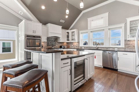 Whether you're whipping up breakfast or mixing beachside cocktails, this modern kitchen is ready to serve.