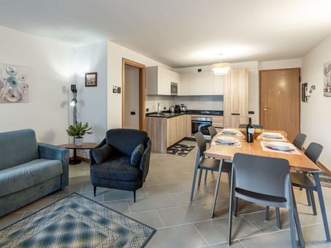 Water, Boat, Property, Watercraft, Building, Window, Vehicle, Waterway, Urban Design