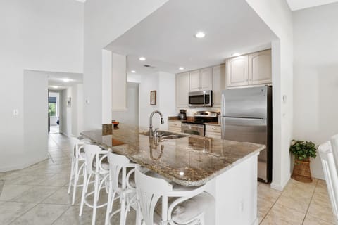 1690 Bluff Villas | Kitchen - 1690 Bluff Villas | Kitchen