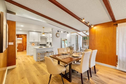 Spacious Mid Century Modern Sunroom Rambler with Portable AC House in Shoreline