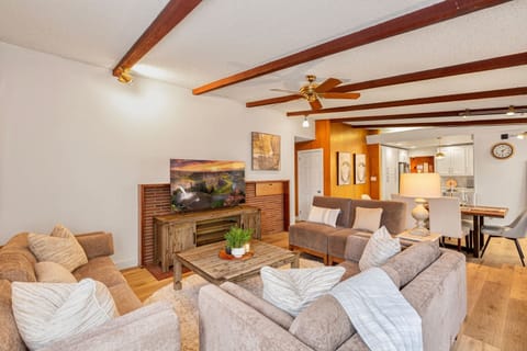 Spacious Mid Century Modern Sunroom Rambler with Portable AC House in Shoreline